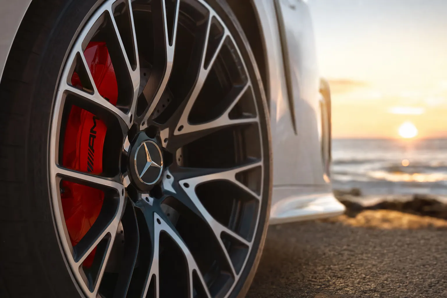 Dettaglio cerchio e pinza freno della Mercedes-AMG CLE 53 Cabriolet