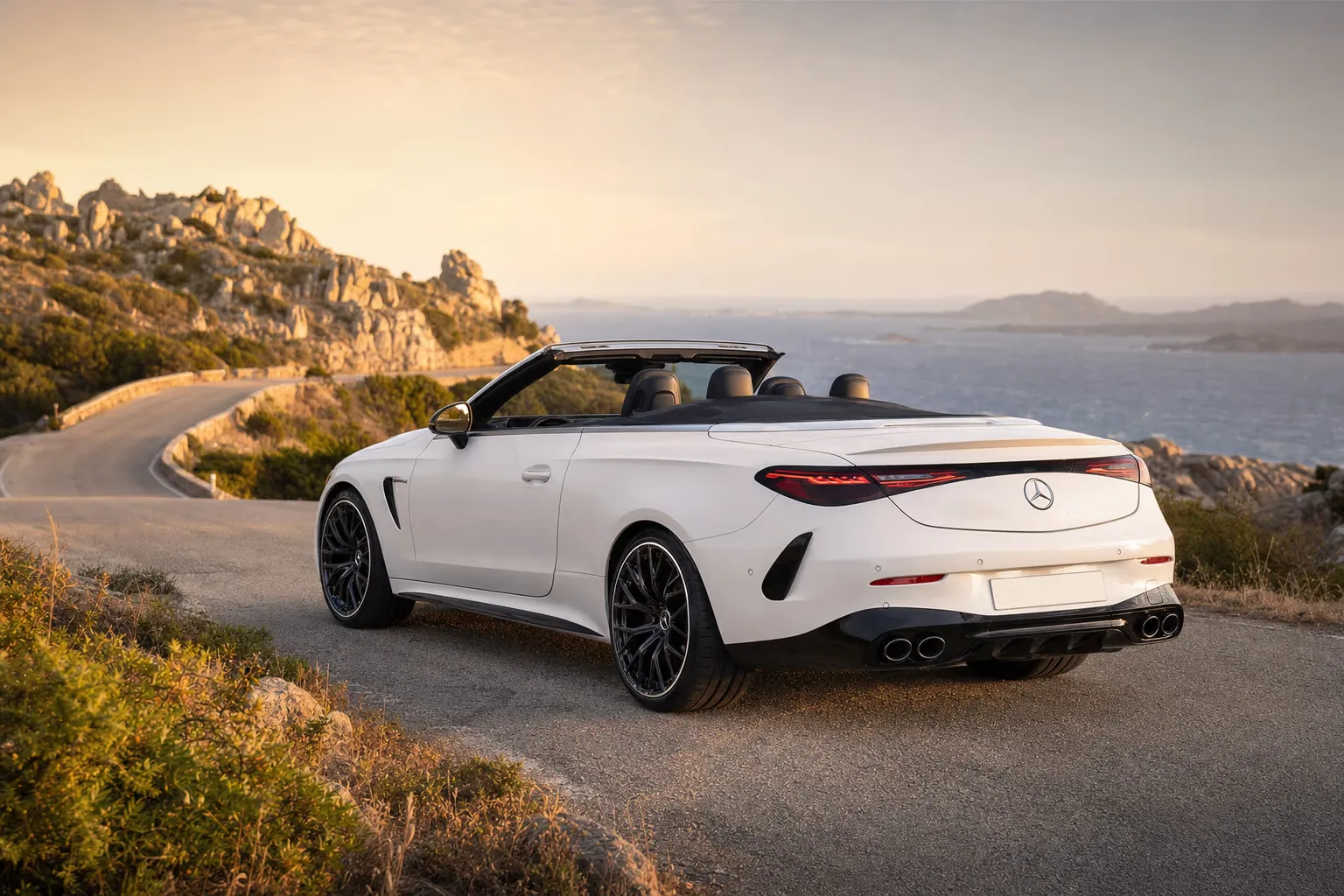 Mercedes-AMG CLE 53 Cabriolet su strada costiera in Sardegna
