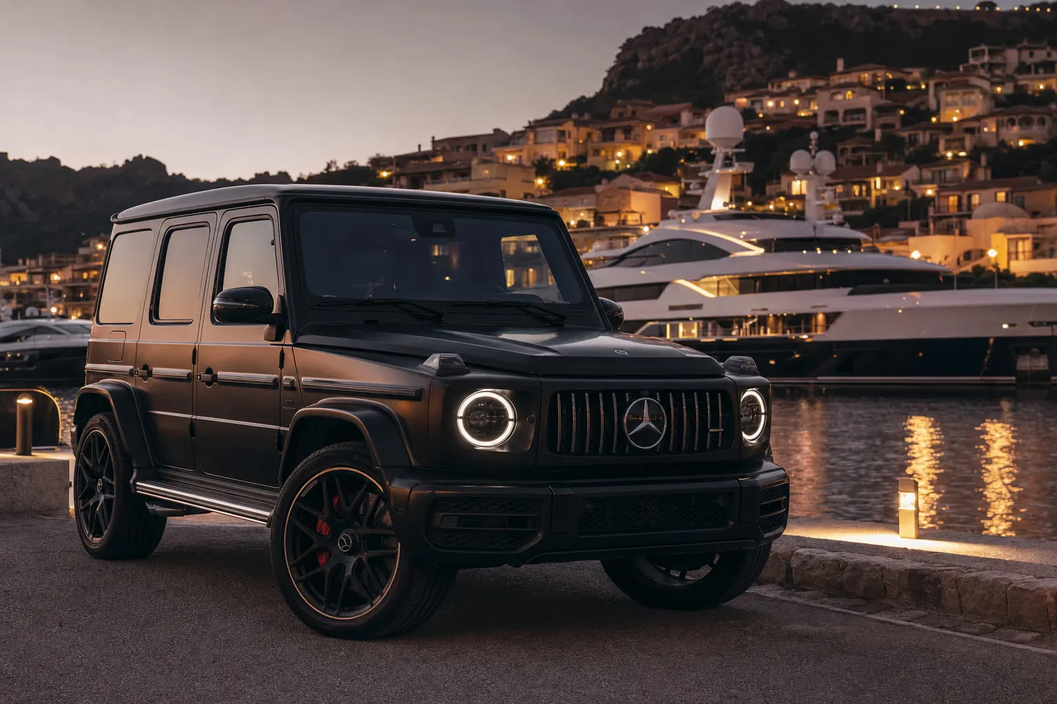 Mercedes-AMG G 63 di notte in una marina esclusiva in Sardegna