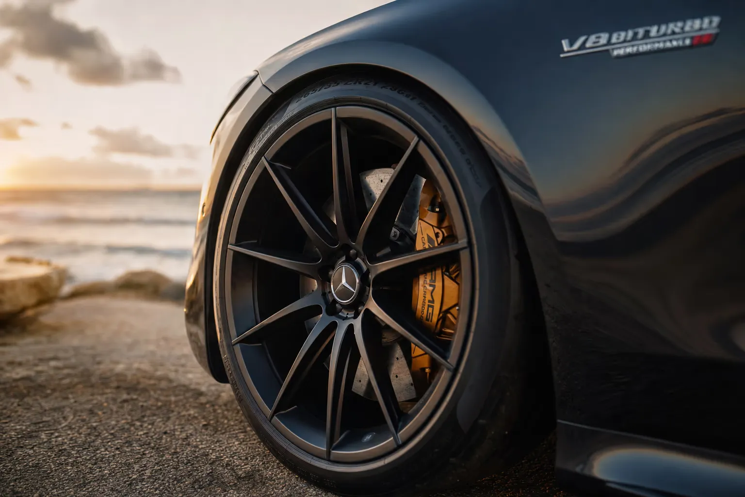 Dettaglio cerchio e pinza freno della Mercedes-AMG S 63 E Performance