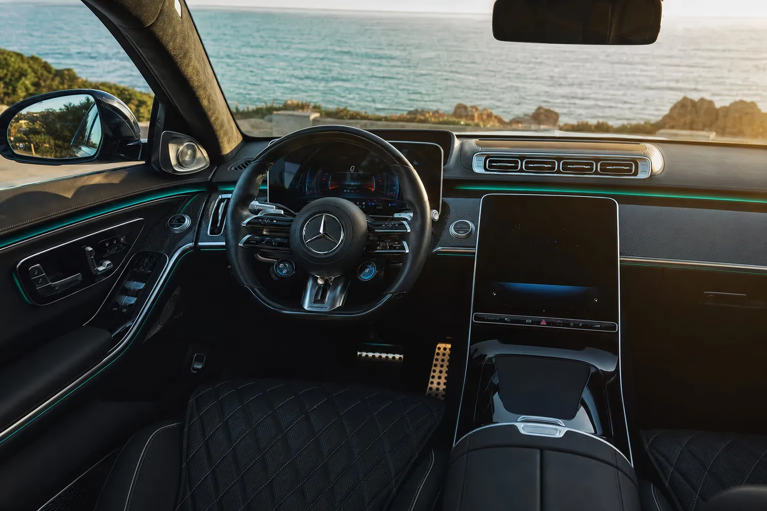 Interni di Mercedes-AMG S 63 E Performance – noleggio in Sardegna