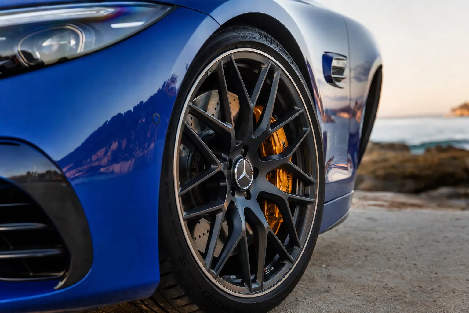 Dettaglio cerchio e pinza freno della Mercedes-AMG SL 63