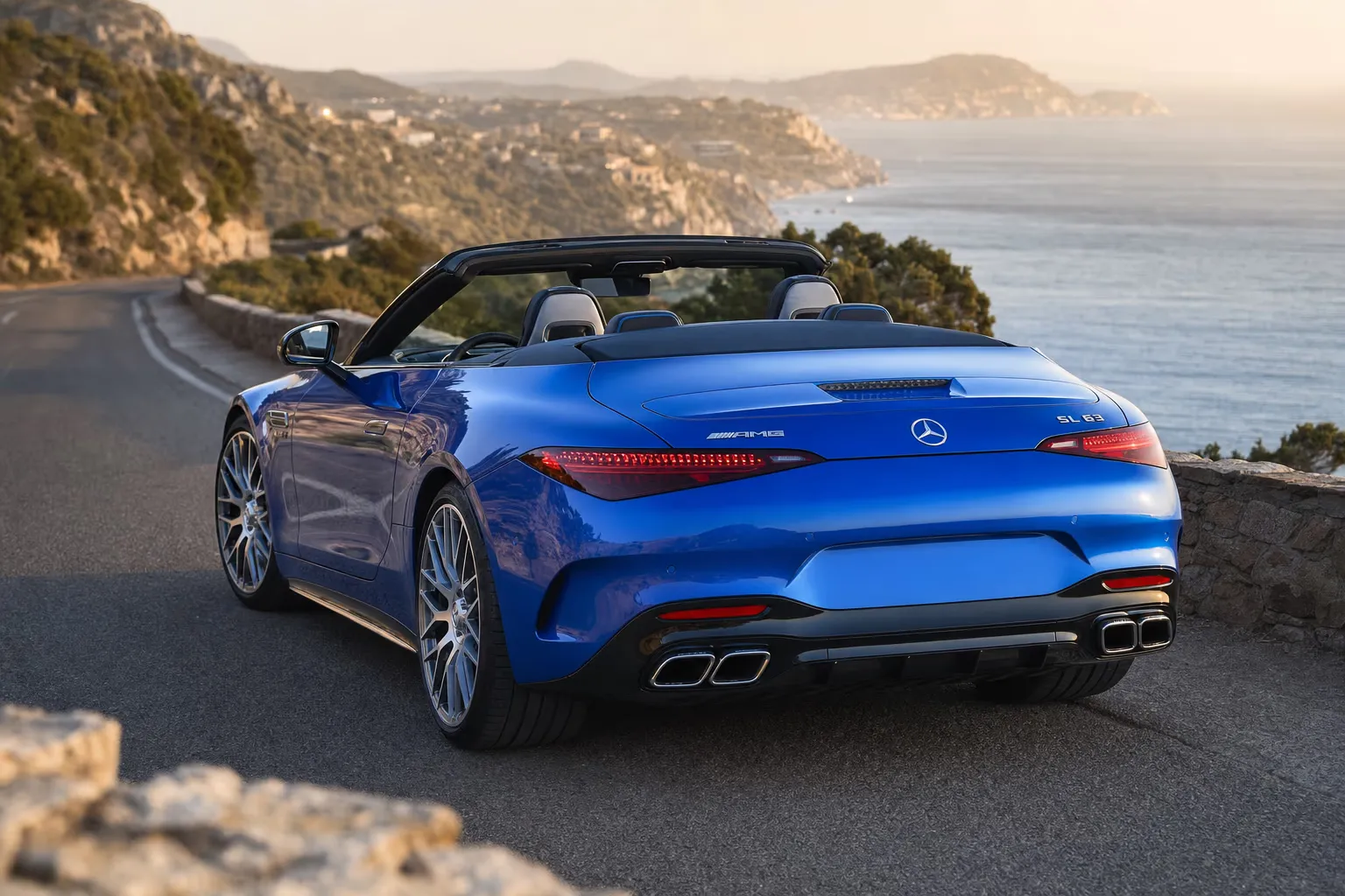 Mercedes-AMG SL 63 su strada costiera in Sardegna