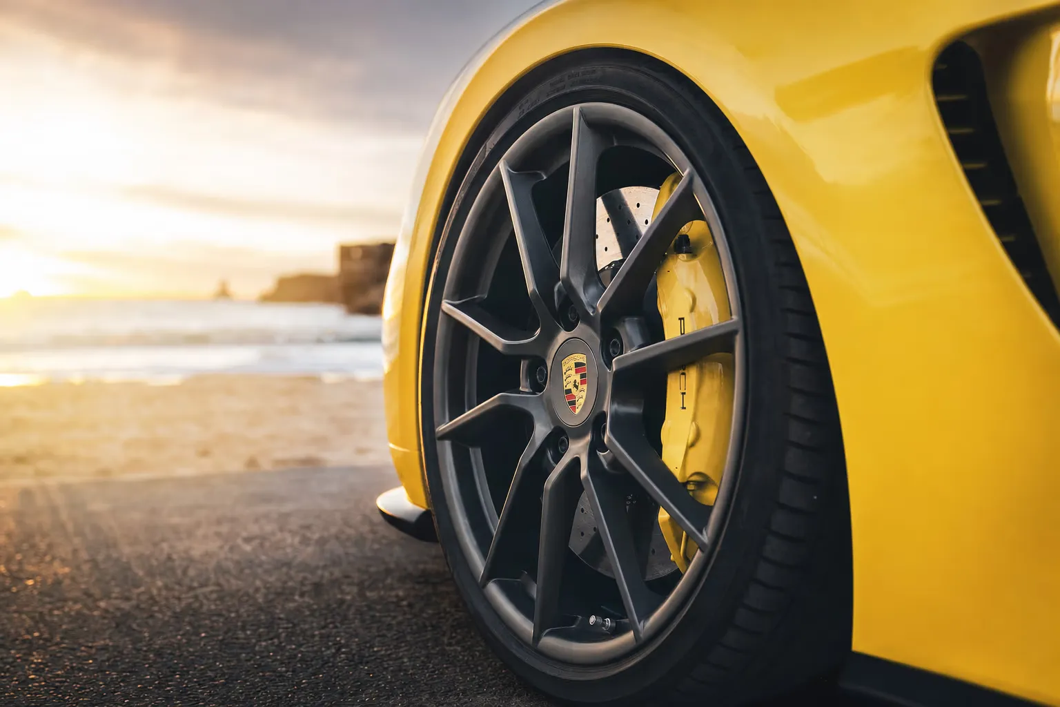 Dettaglio cerchio e pinza freno della Porsche 718 Cayman