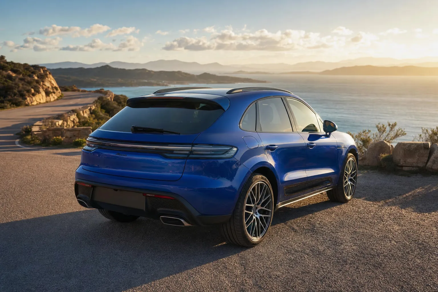 Porsche Macan su strada costiera in Sardegna