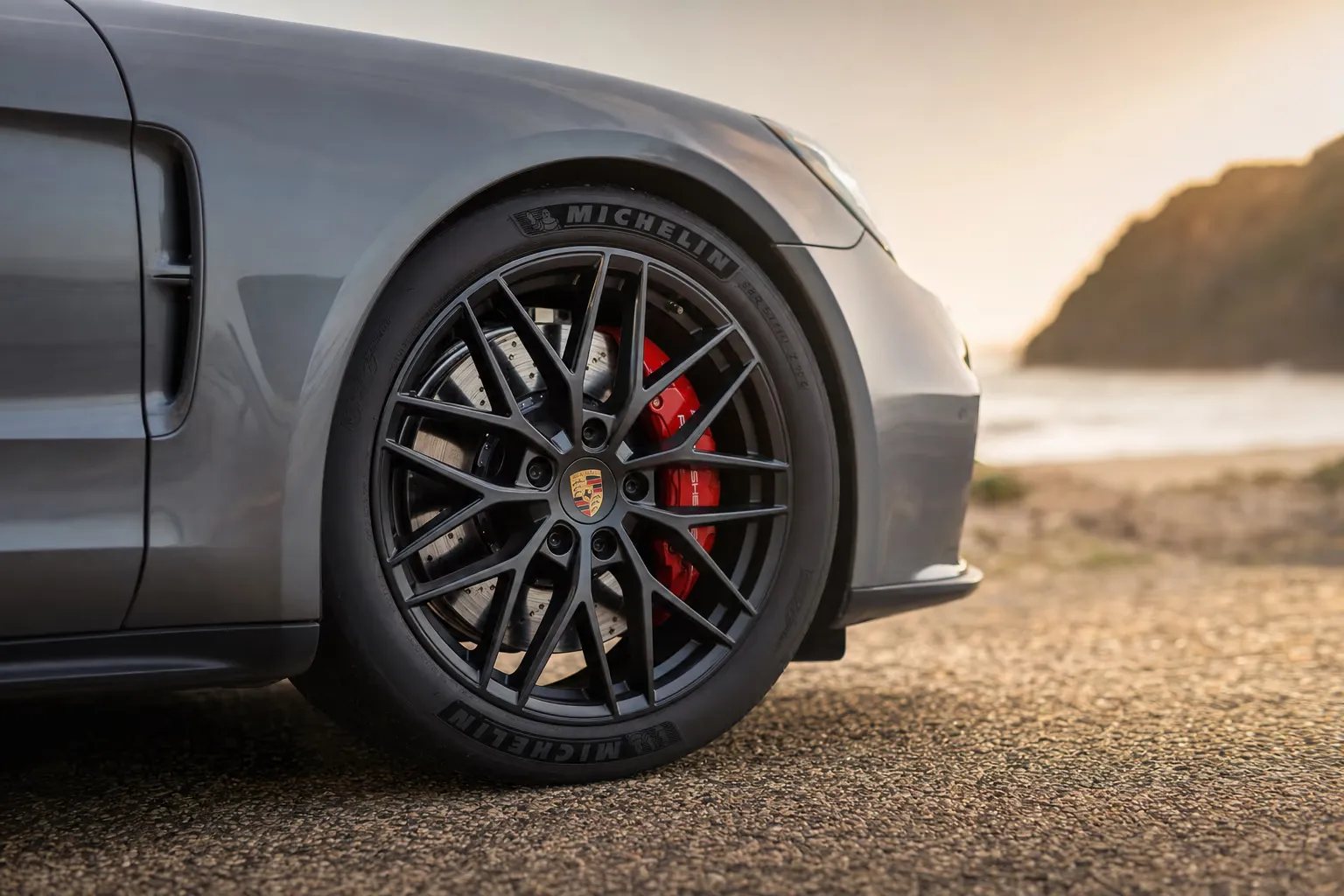 Dettaglio cerchio e pinza freno della Porsche Panamera