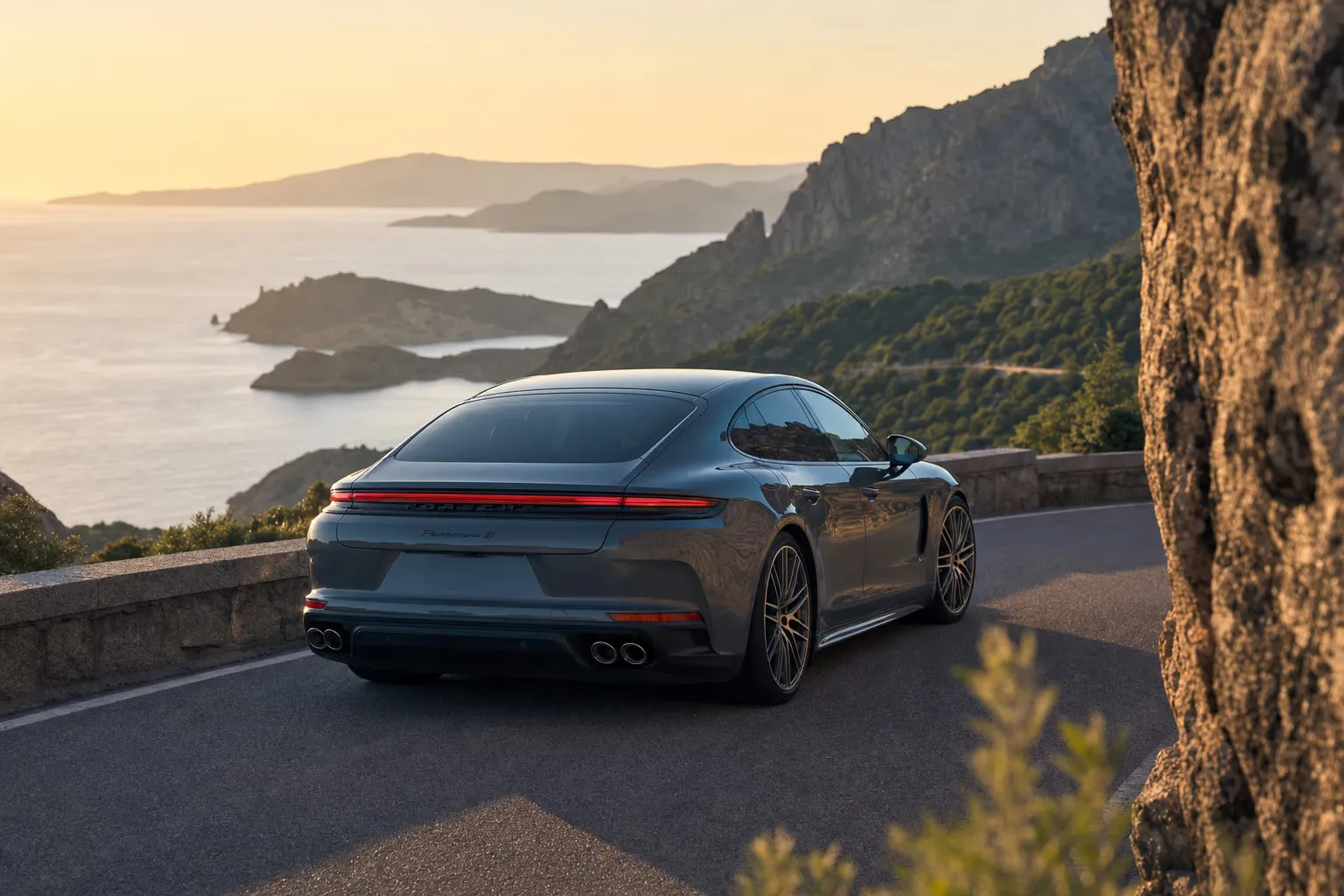 Porsche Panamera su strada costiera in Sardegna