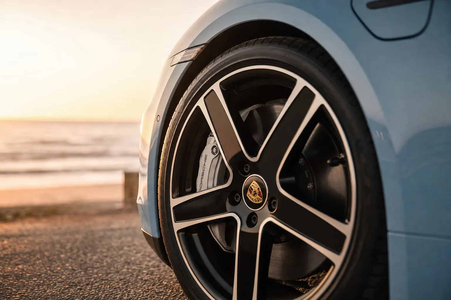 Dettaglio cerchio e pinza freno della Porsche Taycan