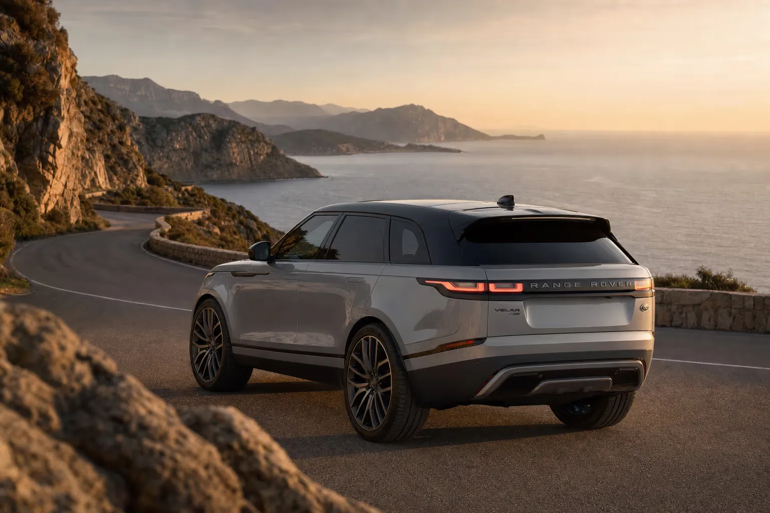 Range Rover Range Rover Velar su strada costiera in Sardegna
