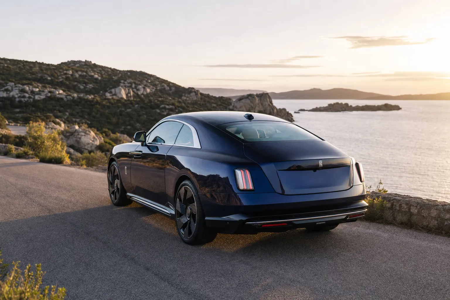Rolls-Royce Spectre su strada costiera in Sardegna