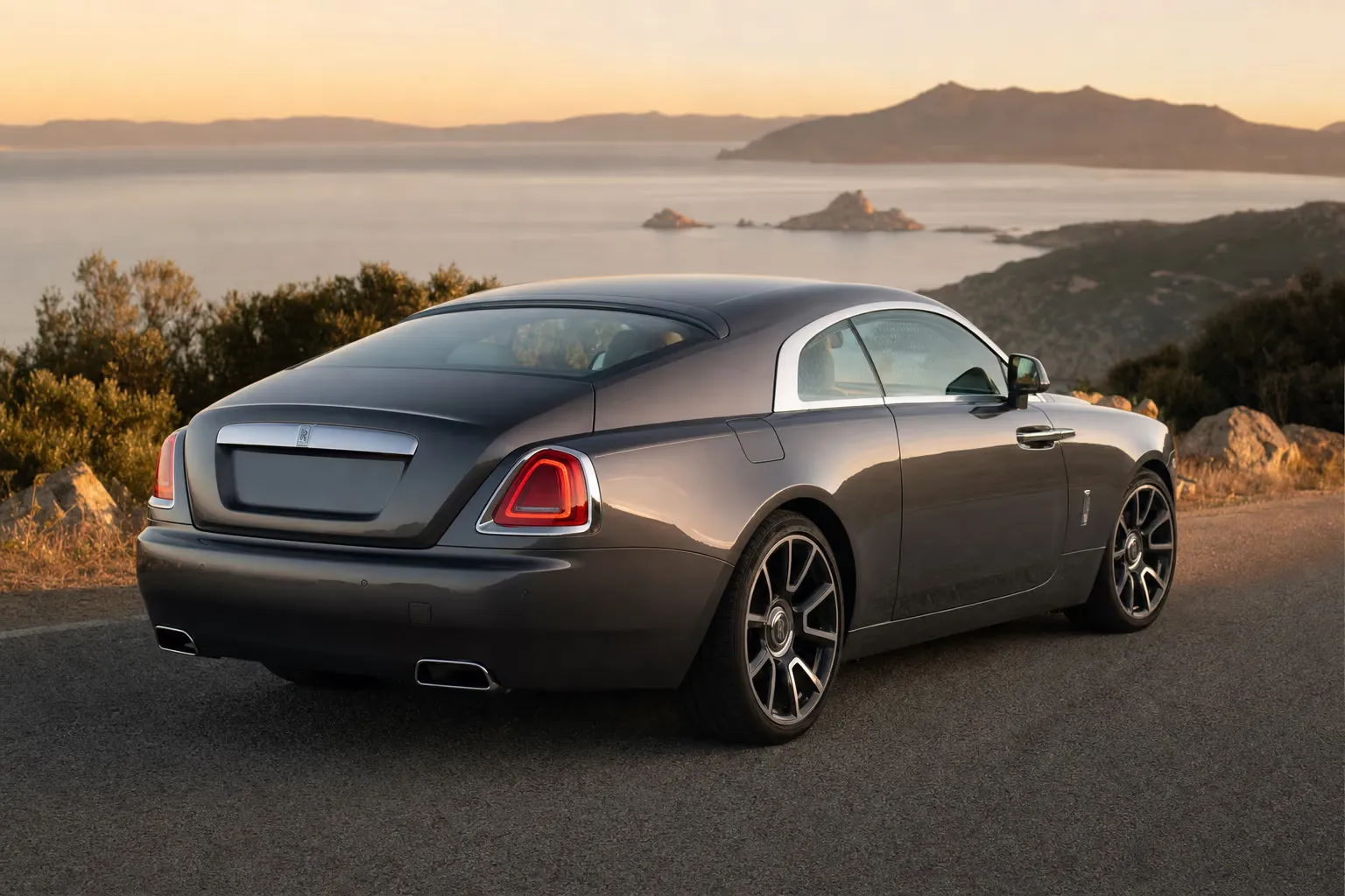 Rolls-Royce Wraith su strada costiera in Sardegna