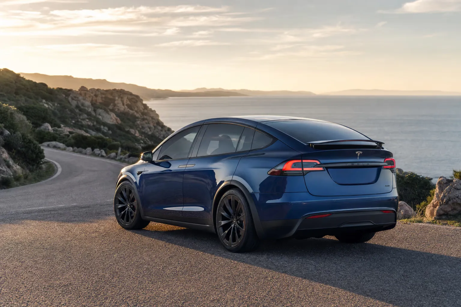 Tesla Model X Plaid su strada costiera in Sardegna